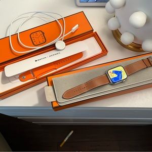 Fabulous Hermes Apple Watch! Series 8 GPS + cellular 45mm silver stainless steel